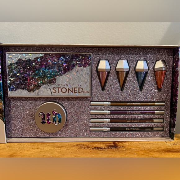Urban Decay stoned vibes makeup vault - Picture 4 of 6